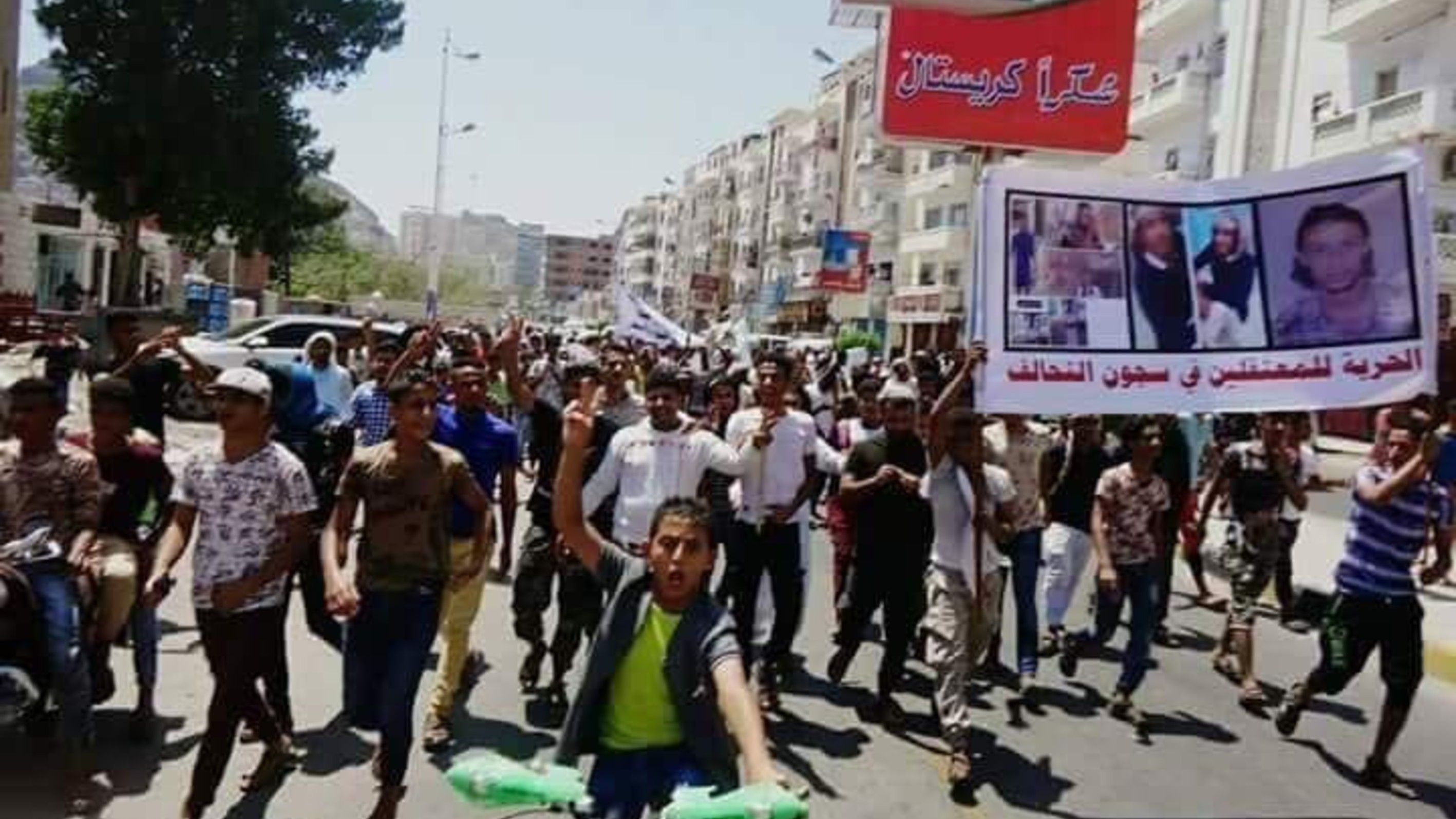 توكل كرمان تحيي تظاهرة عدن المطالبة برحيل التحالف